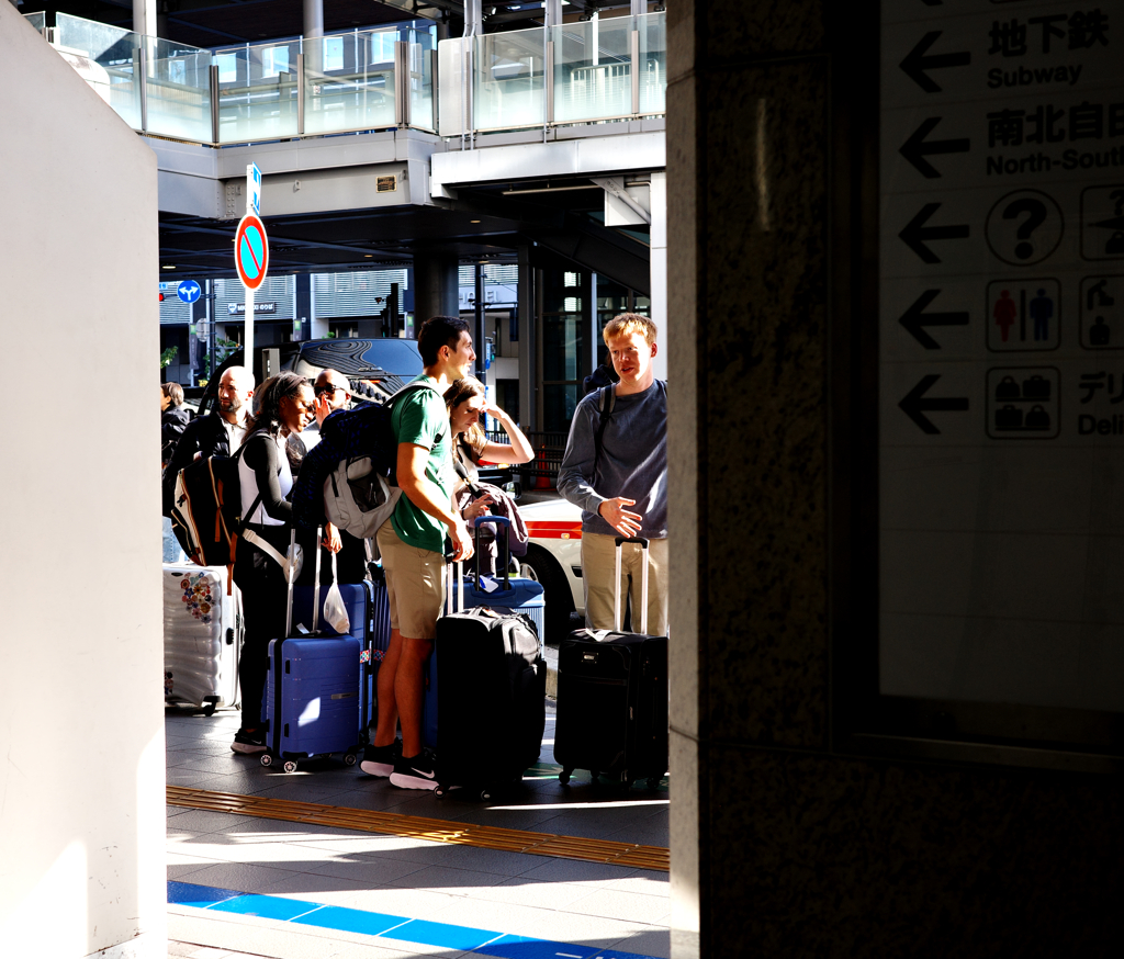 タクシー乗り場の外人たち