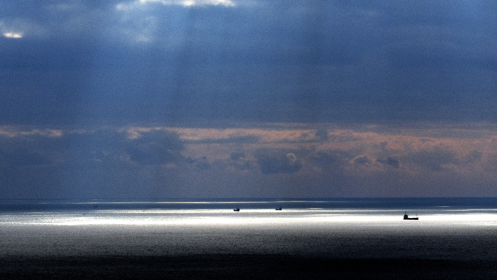 光芒と光る海