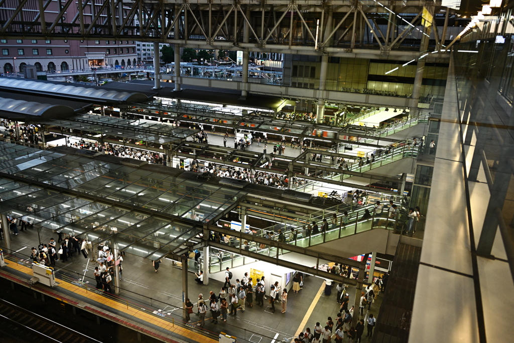 JR大阪駅在来線プラットホーム全景