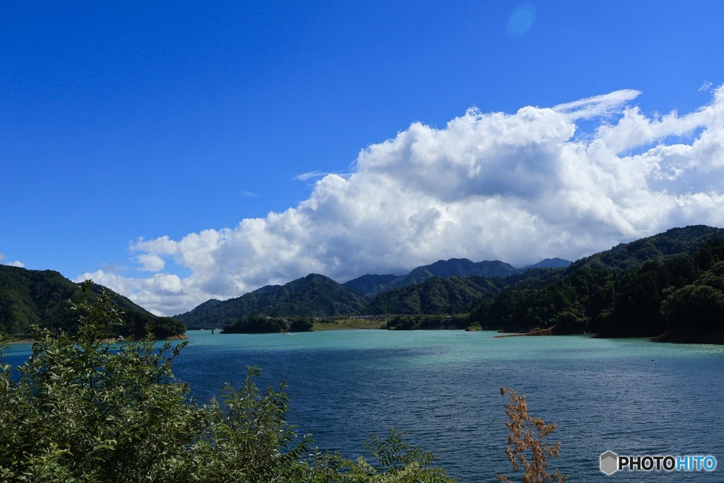 ツートンカラーの湖面