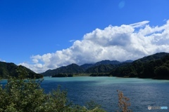 ツートンカラーの湖面