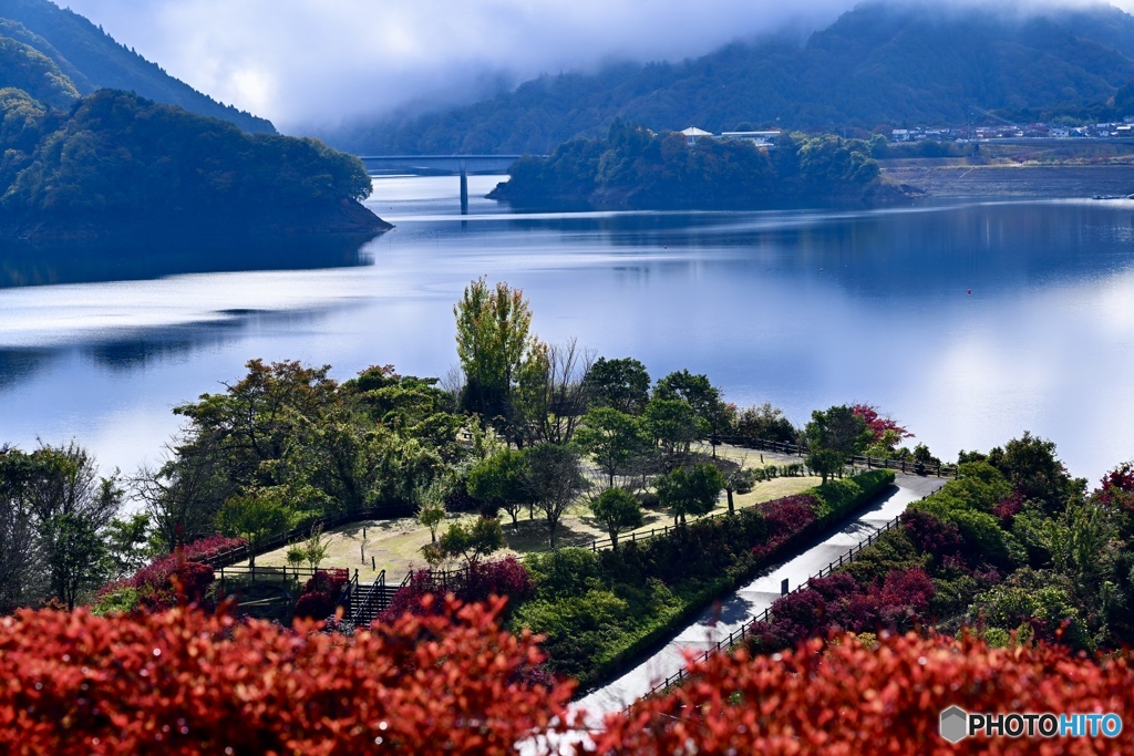 赤い前景が鮮やかなリザーバー