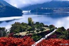 赤い前景が鮮やかなリザーバー