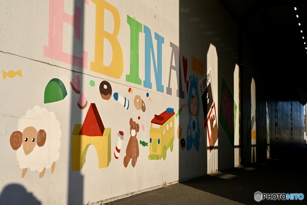 光が差し込むガード下