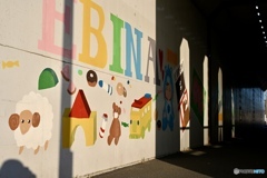 光が差し込むガード下