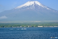 ウェイクボードが走る山中湖