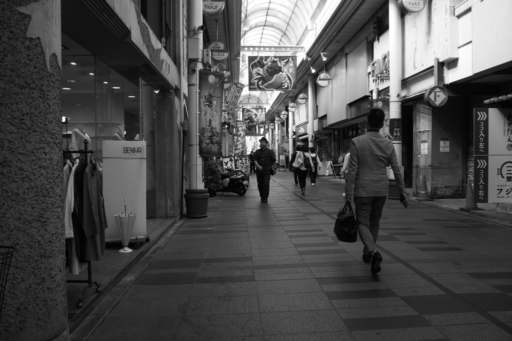 アーケードのある商店街