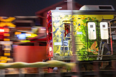 夜のラッピング電車