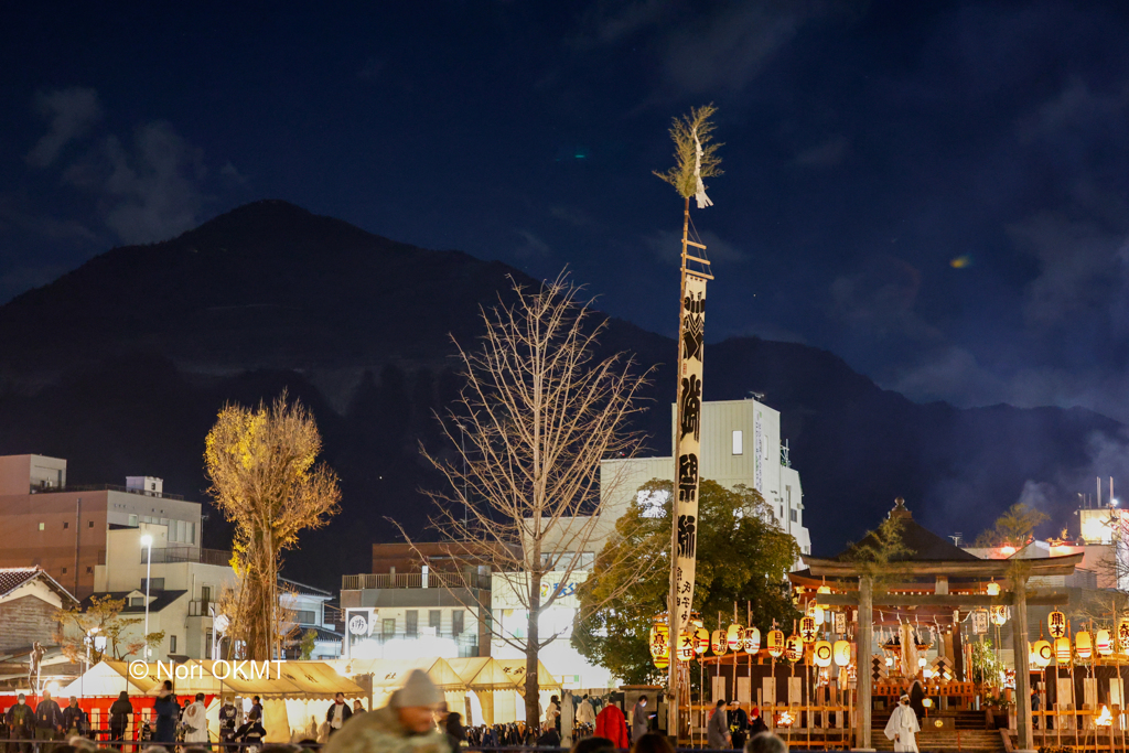 御旅所から武甲山と亀の子石
