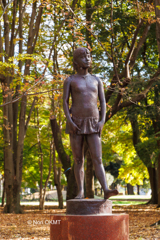公園の少女像