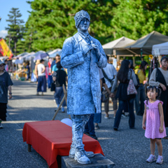 Statue performer
