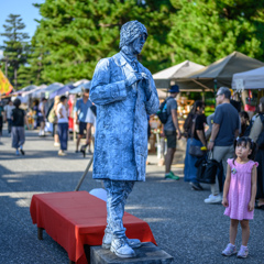 Statue performer