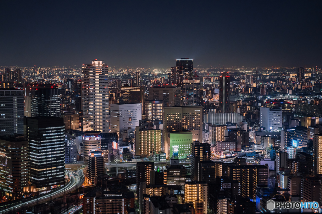 梅田スカイビル展望台から眺める大阪の夜景