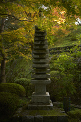 紅葉に隠れる石塔