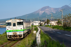 駒ヶ岳を背に快走するキハ40