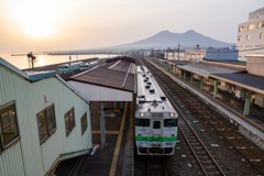 早朝の森駅