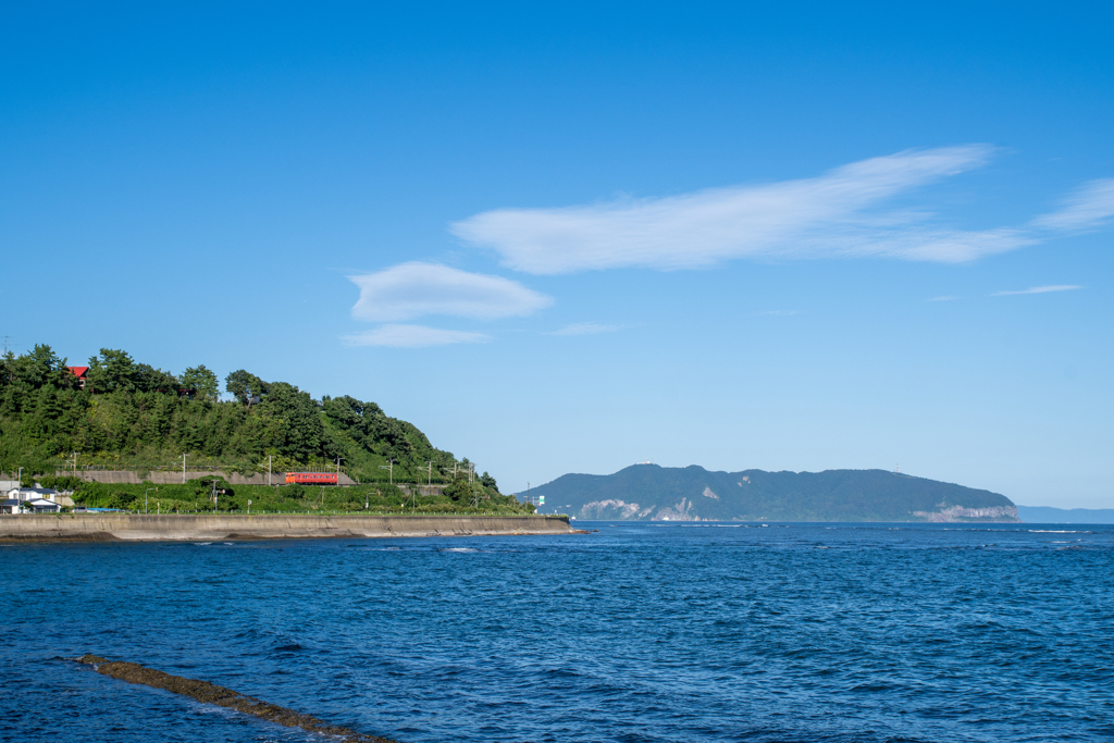 津軽海峡と函館山を望む路線