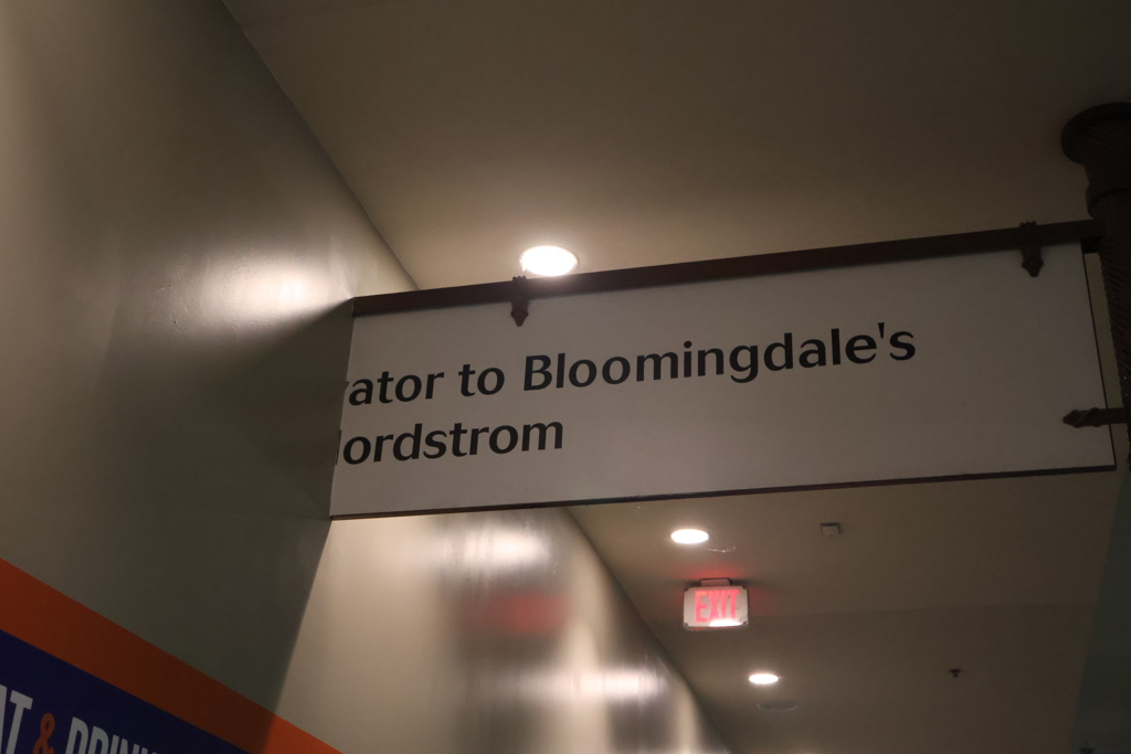 めり込んだ看板