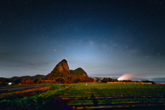 眠るスヌーピーと天の川・月の入り