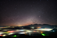 輝く雲海と昇る夏の銀河