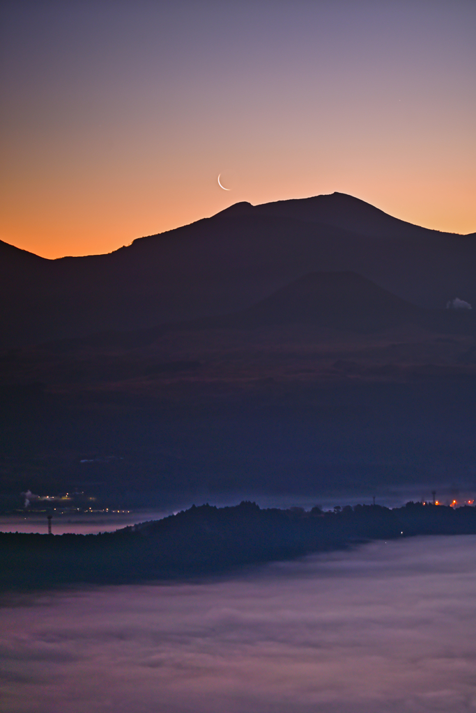 雲の海と有明の月