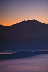 雲の海と有明の月