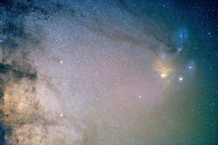 アンタレス付近の散光星雲群と天の川中心部
