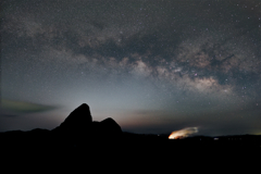 眠るスヌーピーと天の川・薄明