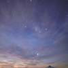 薄明の開聞岳と冬の星座