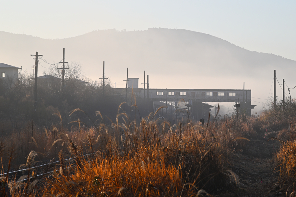 朝霞の中の始発駅