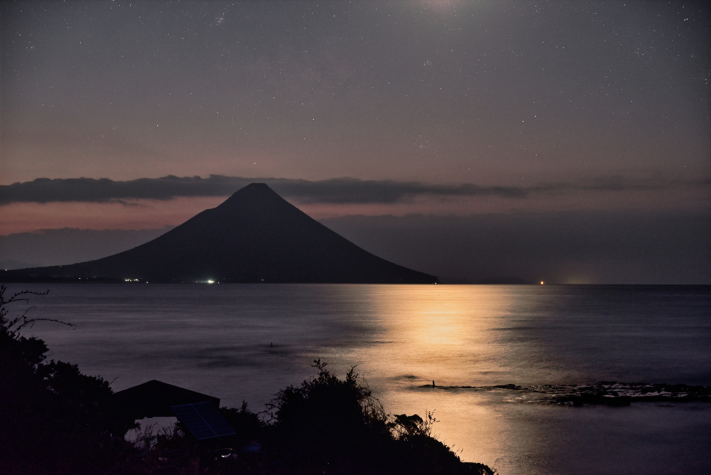 月照と夜明けの開聞岳