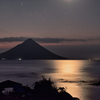 月照と夜明けの開聞岳