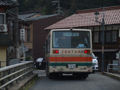 バスの背中。