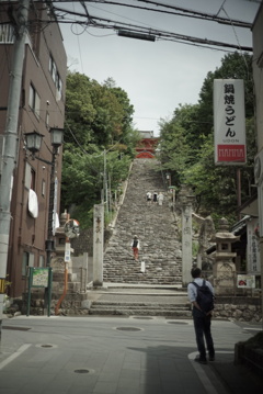 待つ人・神社・看板