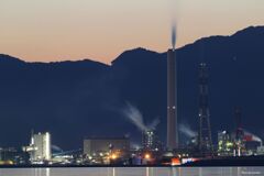 夜明け前の紙工場