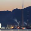 夜明け前の紙工場