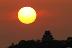 夕日が城に