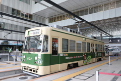 路面電車がビルの中に