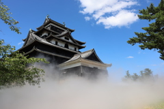 ミストに浮かぶ松江城