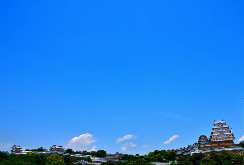 世界遺産姫路城と青い空