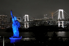 自由の女神とレインボーブリッジ