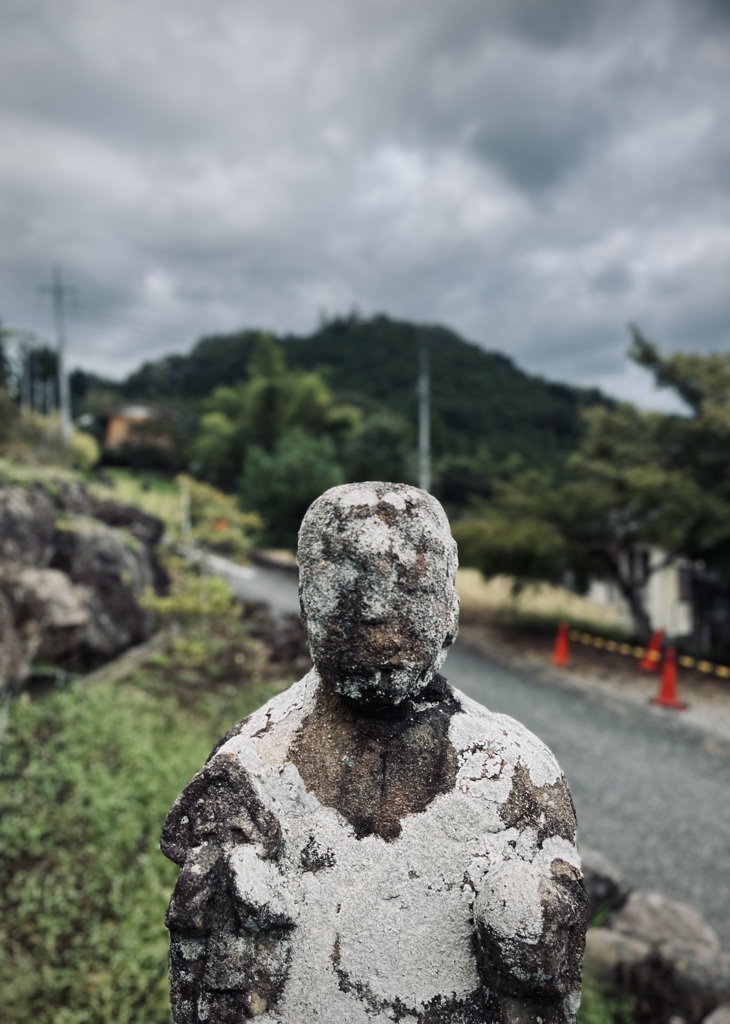 「河原の石っころさ。揉まれて揉まれて、まるくなったのよ。」