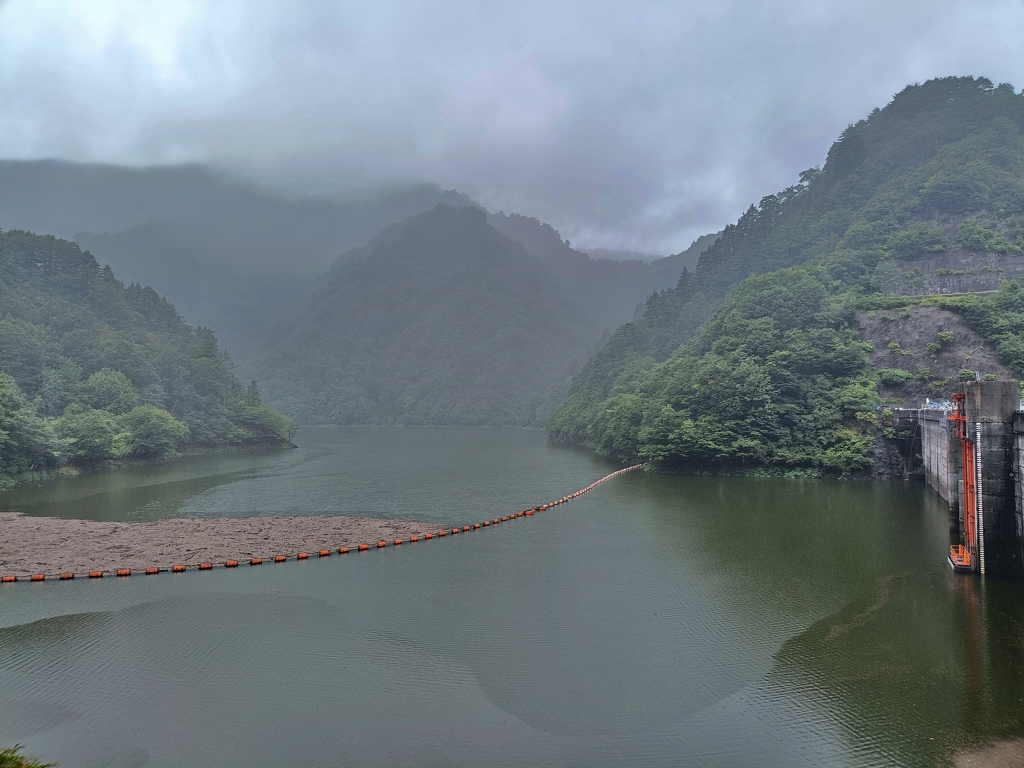 霞むダム湖