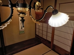 家主を照らし