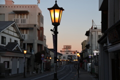 早朝の成田山表参道