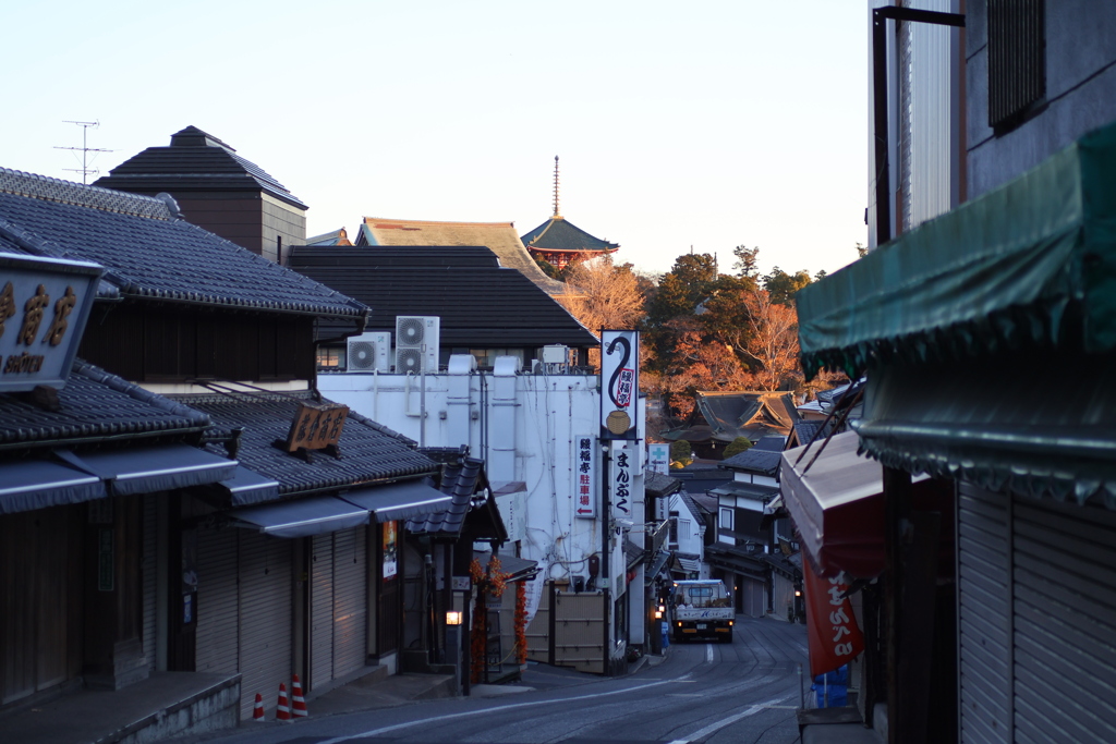 早朝の成田山表参道