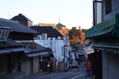 早朝の成田山表参道