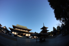 早朝の成田山新勝寺
