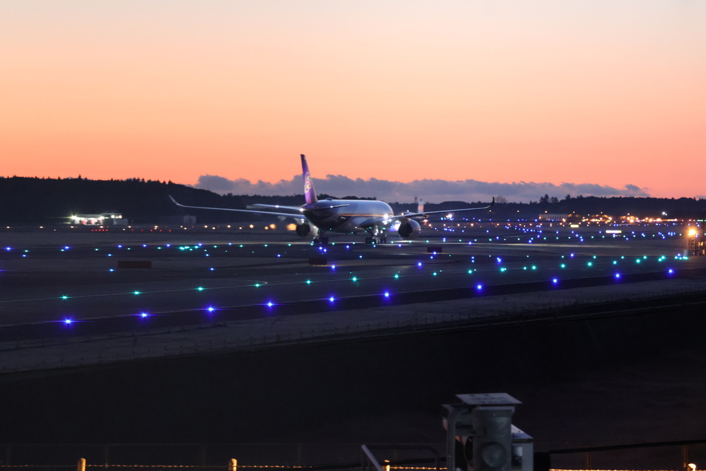 早朝の成田空港にて