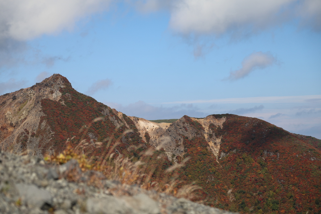 茶臼岳より朝日岳望む
